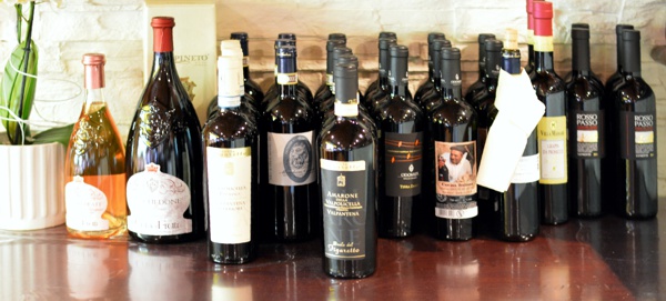 Speziell ausgesuchte Weine aus Italien werden serviert.